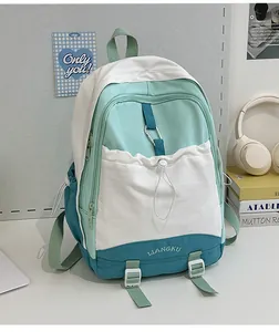 Detailansicht des mintgrünen Leinwand-Rucksacks mit Kordelzugtasche und praktischem Seitenfach