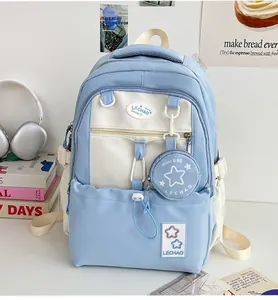 Details des blau-weißen Rucksacks mit vorderem Reißverschlussfach und kleinem runden Beutel