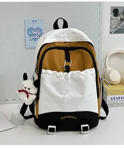 Detail eines Farbblock-Schulrucksacks mit Kordelzugtasche und süßem Plüsch-Anhänger