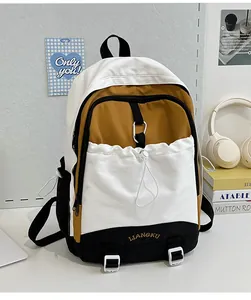 Detailansicht eines dreifarbigen Canvas-Rucksacks mit gelben, weißen und schwarzen Panels