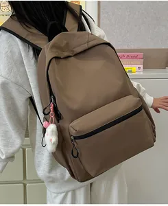 Detail achteraanzicht van een kaki waterdichte rugzak met pluche hanger gedragen door model