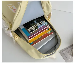 Draufsicht auf das Hauptfach des gelben Rucksacks mit Laptop und Bücherfach