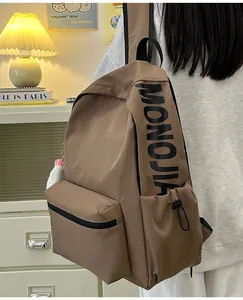 Detailweergave van de kaki nylon rugzak met verticaal zwart logo en zijvak met trekkoord