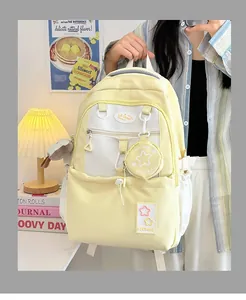 Detailansicht des cremegelben Canvas-Rucksacks mit mehreren Taschen und Stern-Anhänger