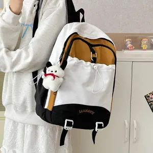 Japanischer Schulrucksack für Damen im Farblock-Design mit süßem Plüschtier-Anhänger