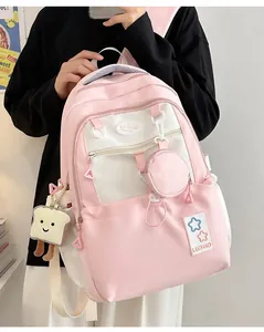 Detailansicht des rosa-weißen Schulrucksacks mit niedlichem Plüsch-Anhänger
