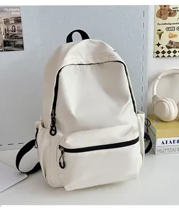 Detail van de minimalistische crème witte rugzak met voorvak en zijvakken