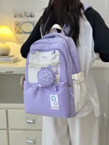 Detail eines hellvioletten Schüler-Rucksacks mit sternförmigem Mini-Taschenanhänger-Zubehör
