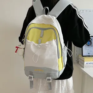 Japanischer Schulrucksack im Color-Block-Design in Gelb, Weiß, Grau mit Schneemann-Anhänger