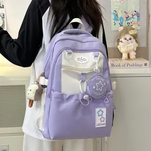 Detail eines hellvioletten Schulrucksacks mit Sternenmuster und kleiner Zusatztasche