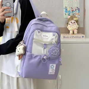 Detail eines lila Nylon-Rucksacks mit süßen Anhängern, Taschen und Sternen-Patches