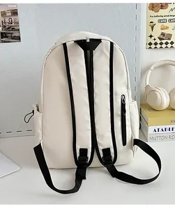 Detailopname van een crème nylon rugzak met verborgen antidiefstalrits en zijvakken