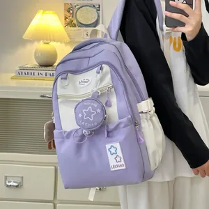 Detailansicht eines lila Nylon-Rucksacks mit kleiner Tasche und Stern-Aufnäher
