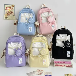 Minimalistischer Rucksack mit großem Fassungsvermögen in fünf Farben und kleinem Anhänger