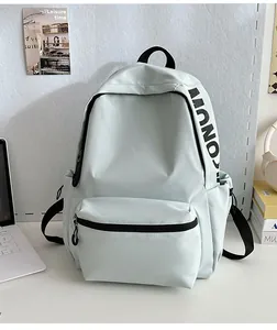 Detailweergave van lichtblauwe rugzak met MONO-logo en handige opbergvakken voor school