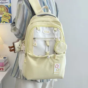 Gelb-weißer Schulrucksack mit großer Kapazität, Sternstickerei und niedlichem Zubehör-Anhänger