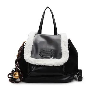 Schwarzer Vintage-Rucksack für Damen mit weißem Kunstpelzbesatz und goldener Glocke