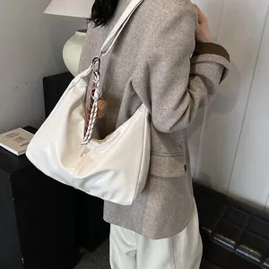 Weiße minimalistische PU Hobo Schultertasche mit Crossbody Gurt und Deko-Schal