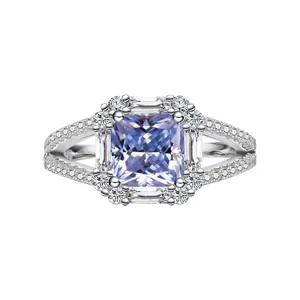 Makro-Detail von 2ct Prinzess-Schliff lila Edelsteinring mit geteilter Schiene in S925 Silber