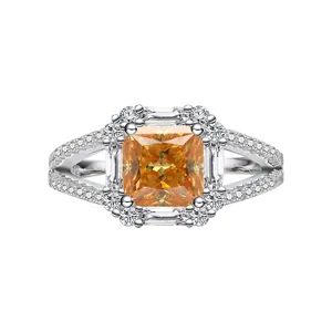 Detailansicht eines Rings mit quadratischem orangefarbenem Edelstein und Diamanten