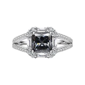 Detail eines 2ct Moissanit-Rings im Prinzess-Schliff mit geteilter Ringschiene aus S925 Silber