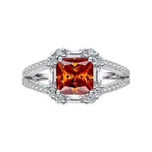 Makroansicht des orangefarbenen Moissanit-Rings mit Stufenschliff-Diamanten in S925 Silber