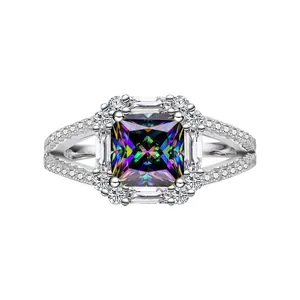Nahaufnahme von 2 Karat Moissanit-Ring im Prinzess-Schliff mit Halo und Split-Schaft