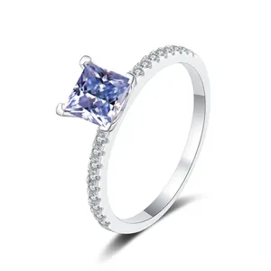 Detailaufnahme des lila Moissanit-Rings im Prinzess-Schliff mit Mikropavé auf S925 Silber