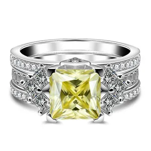 Dettaglio del set di anelli in argento 925 con moissanite gialla 3 carati taglio princess