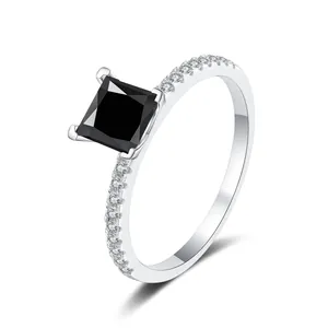 Nahaufnahme Prinzessschliff schwarzer Moissanit Ring aus S925 Silber mit Seitenverzierungen