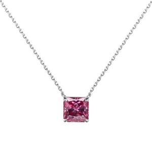 Gros plan sur pendentif moissanite rose 3 carats sur griffes en argent sterling 925