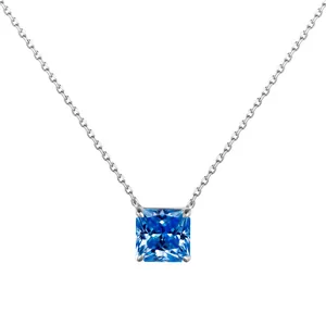 Détail du pendentif moissanite taille princesse 3CT avec chaîne en argent et serti à 4 griffes