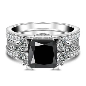 Dettaglio macro di un anello in moissanite nera taglio princess da 3ct in argento