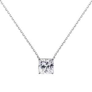 Détail d'un pendentif en moissanite taille princesse 3CT sur une chaîne en argent 925