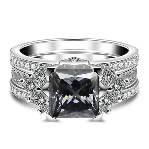 Dettaglio macro di un set di anelli in argento S925 con moissanite grigia da 3 carati
