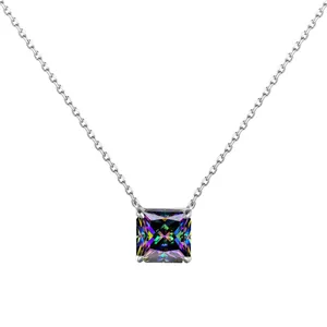 Détail du pendentif moissanite taille princesse avec monture à quatre griffes en argent