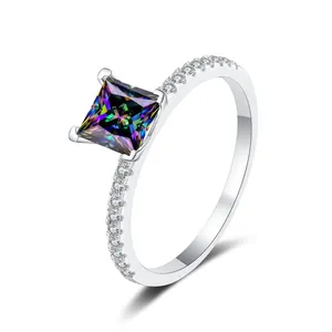 Makroaufnahme eines Prinzessschliff-Regenbogen-Moissanit-Rings mit S925-Silberband