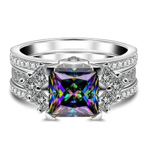 Dettaglio macro dell'anello in moissanite taglio princess arcobaleno in argento