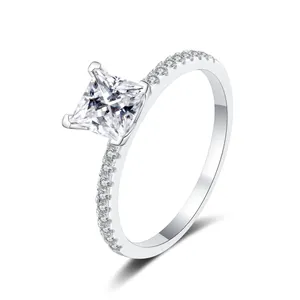 Nahaufnahme von Prinzess-Schliff Moissanit Ring in S925 Silber mit Pavé-Fassung