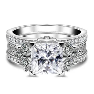 Dettaglio dell'anello moissanite taglio princess 3 carati in argento 925 con certificato GRA