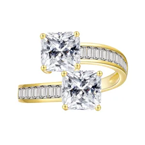 Détail macro de la bague Toi et Moi en or 18K avec deux pierres moissanite carrées