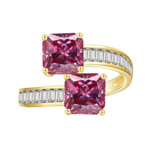Bague dorée avec double moissanite rose taille Asscher et pierres latérales baguette
