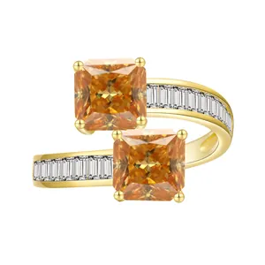 Détail d'une bague plaquée or 18 carats avec deux pierres oranges carrées et diamants fins