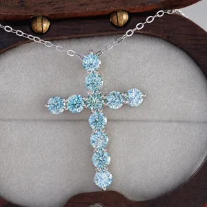 Κολιέ με μπλε σταυρό moissanite σε ασήμι, σε πολυτελή ξύλινη συσκευασία δώρου κοσμημάτων