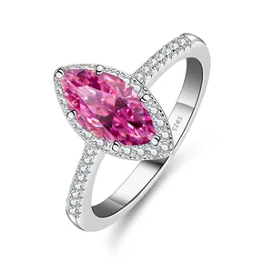 Nahaufnahme des S925-Stempels auf dem marquise-geschliffenen Ring mit rosa Moissanit-Stein