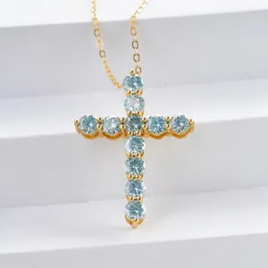 Λήψη macro μπλε μενταγιόν σταυρού Moissanite σε επιχρυσωμένη ασημένια αλυσίδα