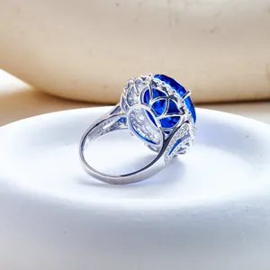 Anello con zaffiro ovale da 15 ct in argento S925 con intricato design traforato