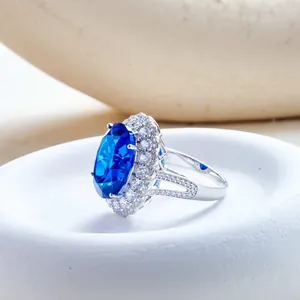 Anello con zaffiro blu 15ct taglio ovale in argento S925 e diamanti pavé