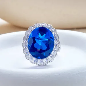 Anello con zaffiro blu ovale in argento S925 con doppio alone di zirconi brillanti