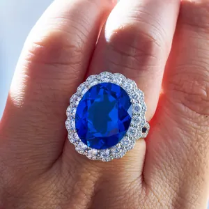 Primo piano dell'anello con zaffiro blu taglio ovale e doppia montatura pavé
